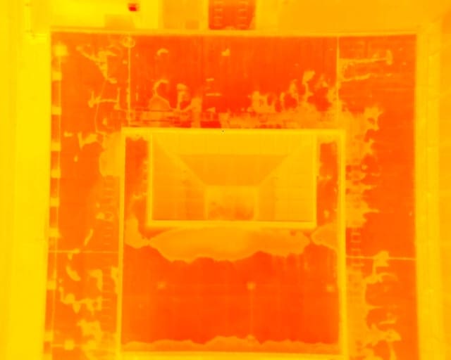 Thermal survey to detect leaks on a flat roof